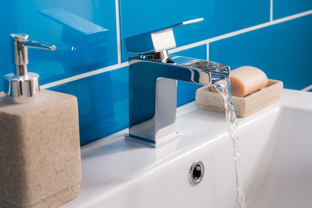 Poradnik wyboru systemu odprowadzania wody dla nowoczesnej łazienki