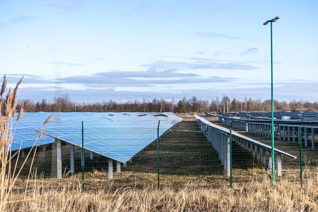 Jakie korzyści niesie za sobą inwestycja w energię słoneczną dla mieszkańców regionów nadmorskich?